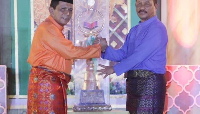 Walikota Batam Serahkan Piala Bergilir STQH Kepada Pemprov Kepri, Muhammad Rudi Yakin Bisa Raih Juara Umum