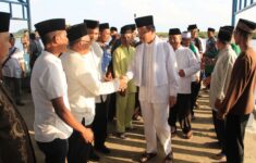 FOTO UTAMA Walikota Batam Muhammad Rudi menyalami warga Pulau Air pada saat acara safari ramadhan di Masjid Al Muttaqin Kecamatan Bulang