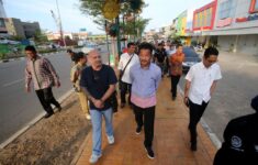 FOTO UTAMA Walikota Batam bersama Wakil Walikota Batam saat berjalan di Landmark Lubuk Baja bersama Wisman