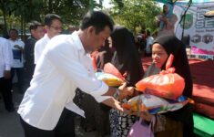 FOTO UTAMA Walikota Muhammad Rudi Wakil Walikota Amsakar Achmad menyerahkan paket sembako kepada perwakilan masyarakat di Kecamatan Batuaji 1