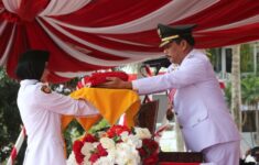 FOTO UTAMA Walikota Muhammad Rudi menyerahkan bendera kepada anggota Paskibra saat upacara detik detik proklamasi di Dataran Engku Putri