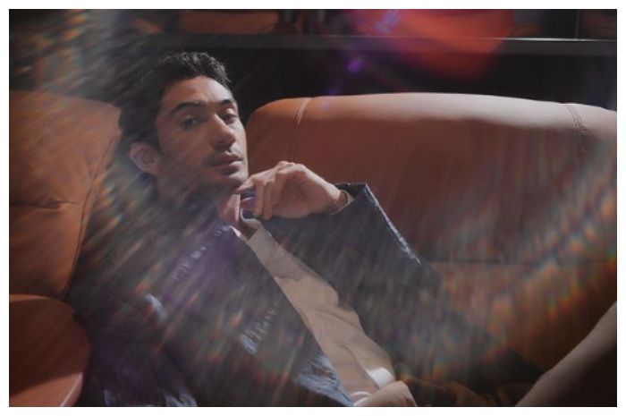 foto Reza Rahardian saat menjadi model satu satu majalah