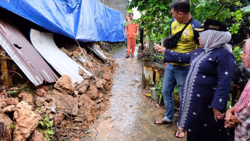 Walikota Tanjungpinang Hj. Rahma ketika meninjau lokasi tanah longsor