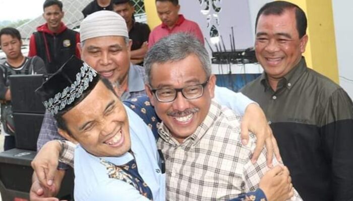 Ustadz Maulana Peluk Erat Sekda Batam Serta Kagumi Pembangunan Masjid Di Kota Batam