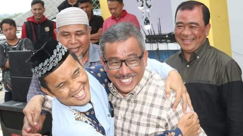 Momen Ustadz Maulana Memeluk erat Sekda Batam Jefridin Hamid