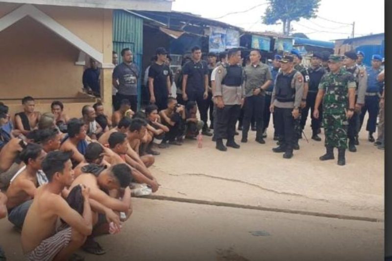 sejumlah pemuda yang diamankan oleh TNI-Polri  dari hasil Razia gabungan