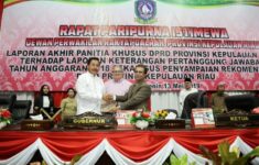 Gubernur Hadiri Rapat Paripurna Laporan Akhir Pansus DPRD Provinsi Kepri Terhadap LKPJ