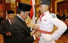 Gubernur Kukuhkan Anggota Paskibraka Provinsi Kepri Tahun 2018 750x450 1