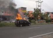 Diduga Akibat Korsleting Listrik, Minibus Terbakar Dipinggir Jalan