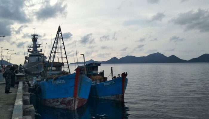 Tangkap Ikan di Laut Natuna, KRI Bung Tomo-357 Koarmada I Amankan Dua Kapal Ikan Vietnam
