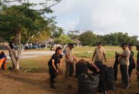 Anggota Koramil 03/Binut saat melaksanakan goro di Tanjung Uban (foto. HMK)