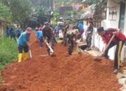 Perbaikan Jalan, Koramil 03/Binut Goro Bersama Mahasiswa KKN Umrah di Desa Lancang Kuning