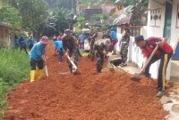 Anggota Koramil 03/Binut saat memperbaiki Jalan di Kp. Bukit Senyum Bintan Utara (foto. HMK)