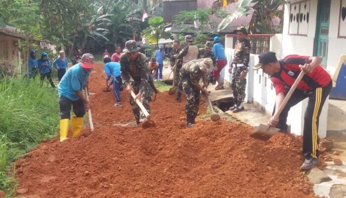 Perbaikan Jalan, Koramil 03/Binut Goro Bersama Mahasiswa KKN Umrah di Desa Lancang Kuning