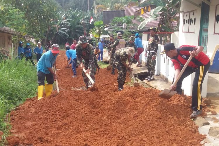Anggota Koramil 03/Binut saat memperbaiki Jalan di Kp. Bukit Senyum Bintan Utara (foto. HMK)