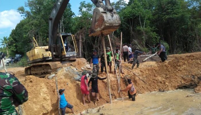 Meski Keringat Menetes Deras Warga Desa Pengudang Tetap Semangat Ikut TMMD Ke 103 Bersama TNI