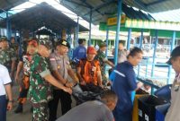 Danramil 03/Binut Kapten Arh TH Prabowo bersama Wakapolres Bintan Kompol Dadung terlihat kompak memunguti sampah disepanjang pelabuhan.  (Foto. hmk)