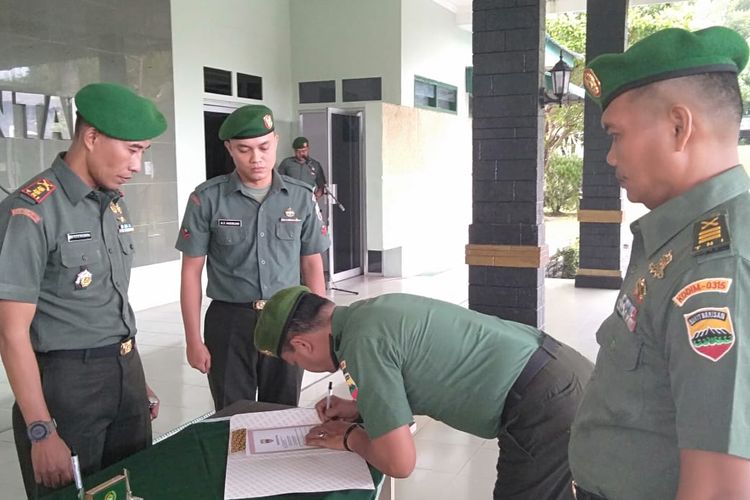 Dandim 0315/Bintan Letkol Inf I Gusti Bagus Putu Wijangsa saat menyaksikan Penanda Tanganan Sertijab Danramil 04/Dabo dari Kapten Inf Rusdianto kepada Kapten Arm Ismarli di Makodim 0315/Bintan (Foto. Pendim)
