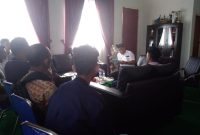 Bupati Lingga Alias Wello saat menerima masyarakat mengadukan perihal 400 sertifikat milik warga Desa Linau yang diduga ditahan oleh PT SSLP (Herdoni)