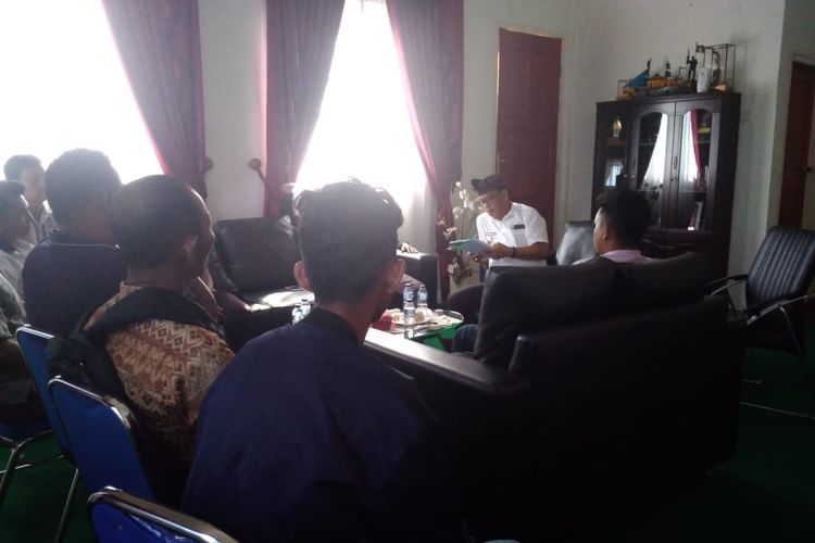 Bupati Lingga Alias Wello saat menerima masyarakat mengadukan perihal 400 sertifikat milik warga Desa Linau yang diduga ditahan oleh PT SSLP (Herdoni)