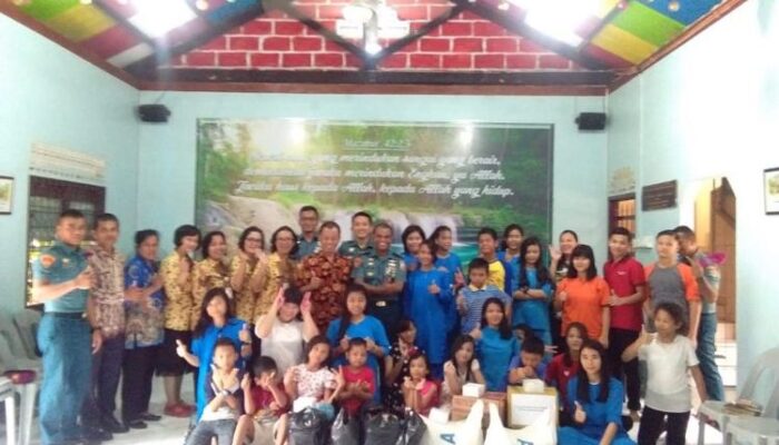 Panitia Natal TNI AL Se-Pulau Bintan Kunjungi Anak-anak Yatim Piatu