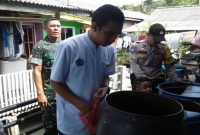 Anggota Kodim 0315/Bintan saat mengikuti Tim Dinkes Tanjungpinang dalam melakukan pemantauan Jentik-jentik Pasca Banjir yang melanda di beberapa daerah di Tanjungpinang.(foto. Pen)