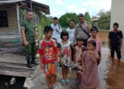 Pasca Banjir di Kampung Baru, Babinsa Kodim 0315/Bintan Ingatkan Anak-anak Untuk Tidak Berenang dan Mandi di Laut