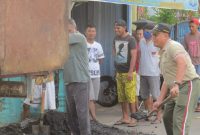 Danramil 01/Tanjungpinang Kapten Chb Dede Tri Haryanto terlihat semangat mengikuti kegiatan goro di Jl. Rawasari Km 6 Tanjungpinang. (Foto. Pendim)