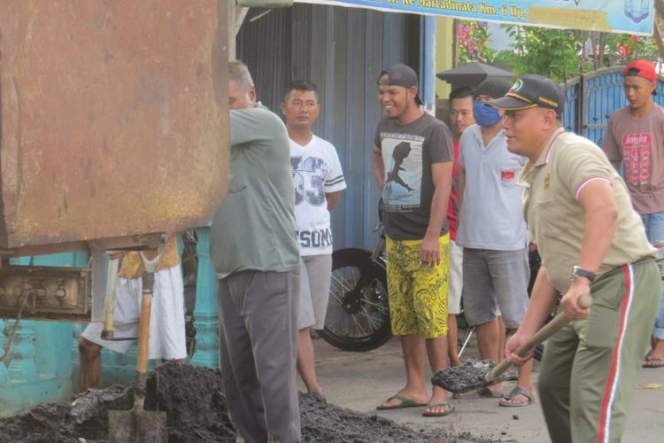 Danramil 01/Tanjungpinang Kapten Chb Dede Tri Haryanto terlihat semangat mengikuti kegiatan goro di Jl. Rawasari Km 6 Tanjungpinang. (Foto. Pendim)