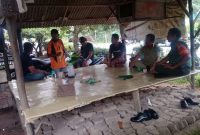 Babinsa Gunung Lengkuas Sertu JT Sibarani saat memberikan himbauan agar menjaga kebersihan lingkungan untuk mencegah penyakit DBD. (Foto. Pendim)
