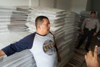 Ketua KPU Tanjungpinang Aswin Nasution saat menjelakan Perakitan Kotak Suara kepada awak media. (Foto. Hmk)