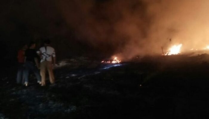 Kebakaran lahan, Babinsa Ramil 02/0315 Bintan Ikut Padamkan Api Bersama Warga