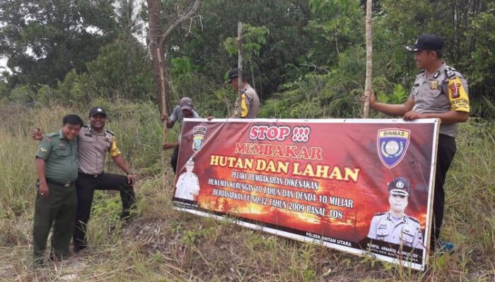 Bersama Bhabinkamtimbmas, Babinsa Ramil 03/0315 Bintan Pasang Spanduk Himbauan Larangan Pembakaran Hutan