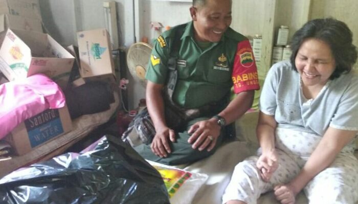 Bersama Pemuda Jom Positif, Babinsa Ramil 01/0315 Bintan Anjangsana dan Serahkan Bantuan ke Ibu Nurtaleni
