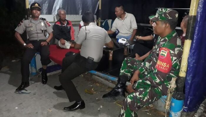 Tingkatkan Kemanunggalan TNI, Babinsa Ramil 03/0315 Bintan Patroli Ke Pos Kamling Desa Teluk Sasah