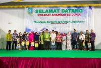 Bupati Kepulauan Anambas saat berfoto bersama Kerabat Anambas saat acara silaturrahmi dan ramah tamah di BPMS Kelurahan Tarempa (Dok Hms)