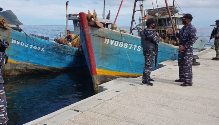 Gagalkan Upaya Pencurian Ikan, KRI YOS-353 Tangkap 2 KIA Vietnam di Laut Natuna Utara