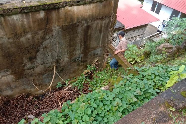 Abdul Kadir Ibrahim Kadiskominfo Kota Tanjungpinang Membersihkan Area Replika Tugu Raja Ali Haji Fisabilillah ( Foto : Indrapriyadi / Harianmemokepri.com )