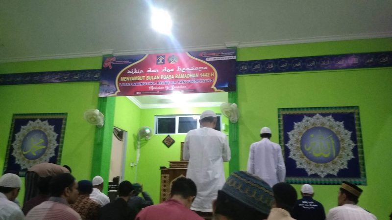 Para jamaah di salah satu Masjid sedang persiapan Shalat sunah tarawih