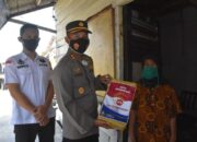 Kapolres Tanjungpinang Bagikan Sembako Secara Door To Door