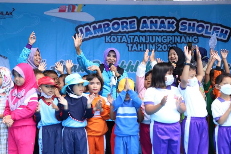 Walikota Tanjungpinang mengajak anak-anak peserta jambore bernyanyi