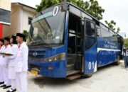 Dua Unit Bus Diserahkan Pemprov Kepri ke SMKN 6 Batam