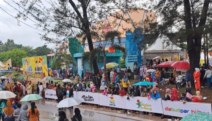 Hujan Turun Masyarakat Tetap Antusias Saksikan Pawai Budaya Hari Jadi Bintan