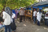 Petugas Pelayanan Nataru Berikan Arahan dan Imbauan kepada pengunjung Pantai