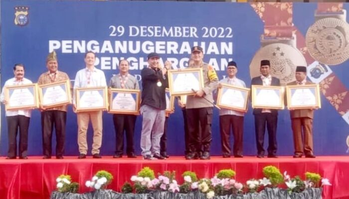 Ketua PWI Terima Medali Penghargaan dari Kapolda Riau