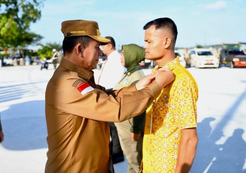 Gubernur Kepulauan Riau H. Ansar Ahmad sematkan pin SIAP kepada Anggota Satpol PP Tingkat Provinsi Kepri