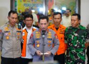 Kapolri Jenderal Listyo Sigit Prabowo Tinjau Langsung Evakuasi Korban Jatuhnya Helikopter Mendarat Darurat