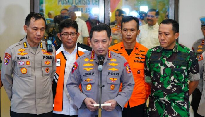 Kapolri Jenderal Listyo Sigit Prabowo Tinjau Langsung Evakuasi Korban Jatuhnya Helikopter Mendarat Darurat