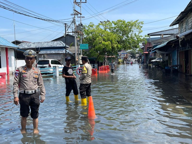Personel Polres Bintan mengatur arus lalu lintas pada terjadinya banjir rob di Bintan Utara