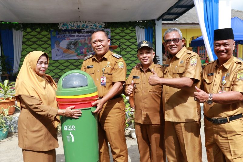 Wakil Walikota Tanjungpinang bersama Kadis DLH dan lurah saat lakukan Goro